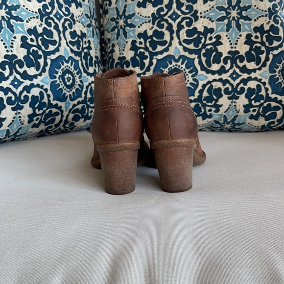 Clarks ‘Lace Up Heath Wren’ Boots Brown Distressed - Picture 5 of 6